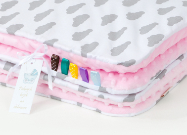 MAMO-TATO Minky blanket to the stroller + pillow Chmurki szare na bieli / jasny róż - with filling